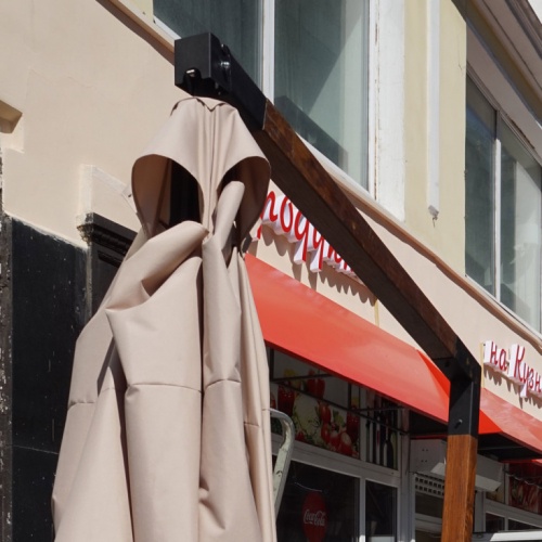 Стационарный зонт наклонный с боковой опорой